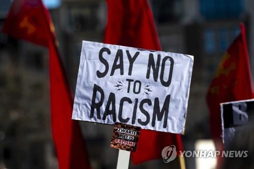 암스테르담 인종차별 반대 행진에 등장한 팻말기사. *기사 내용과 직접 관련 없음. [EPA=연합뉴스]